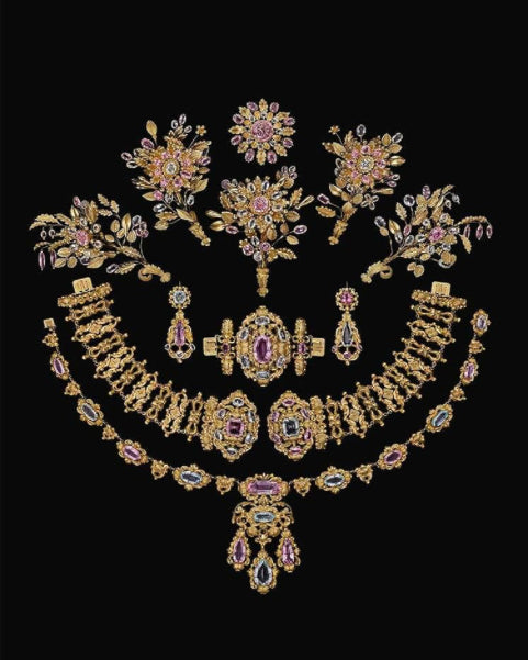 Divine Jewels: The Pursuit of Beauty (Hardback)